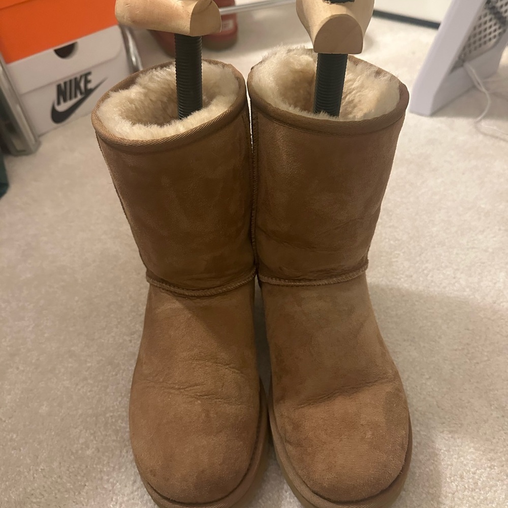 UGG Classic Short Sheepskin Boots in chestnut. Size 7 - Picture 3 of 8